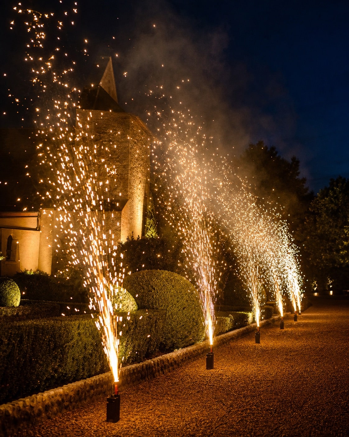 Fontaines pyrotechniques dorées dans un jardin français
