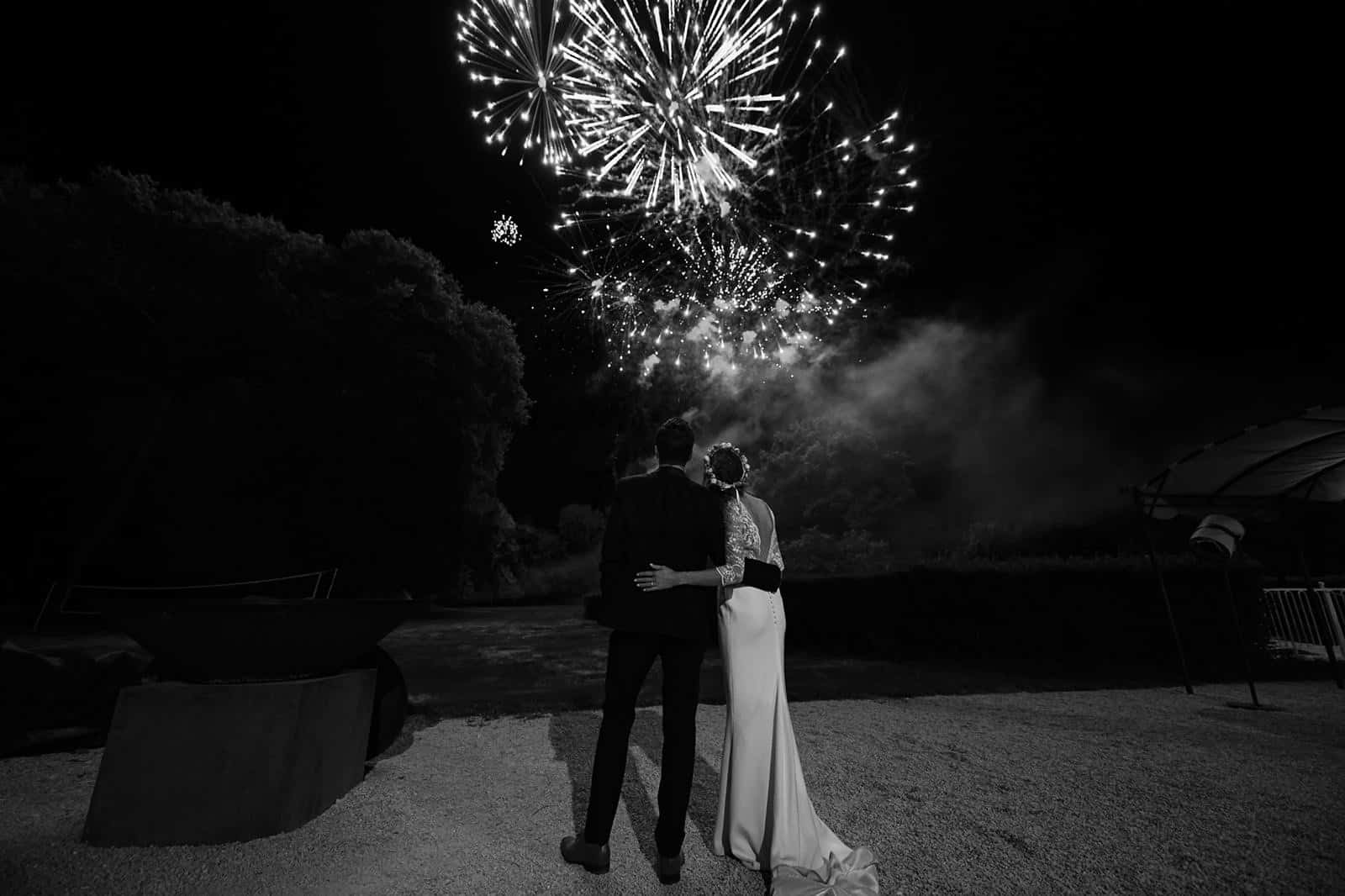 Mariés admirant un feu d artifice