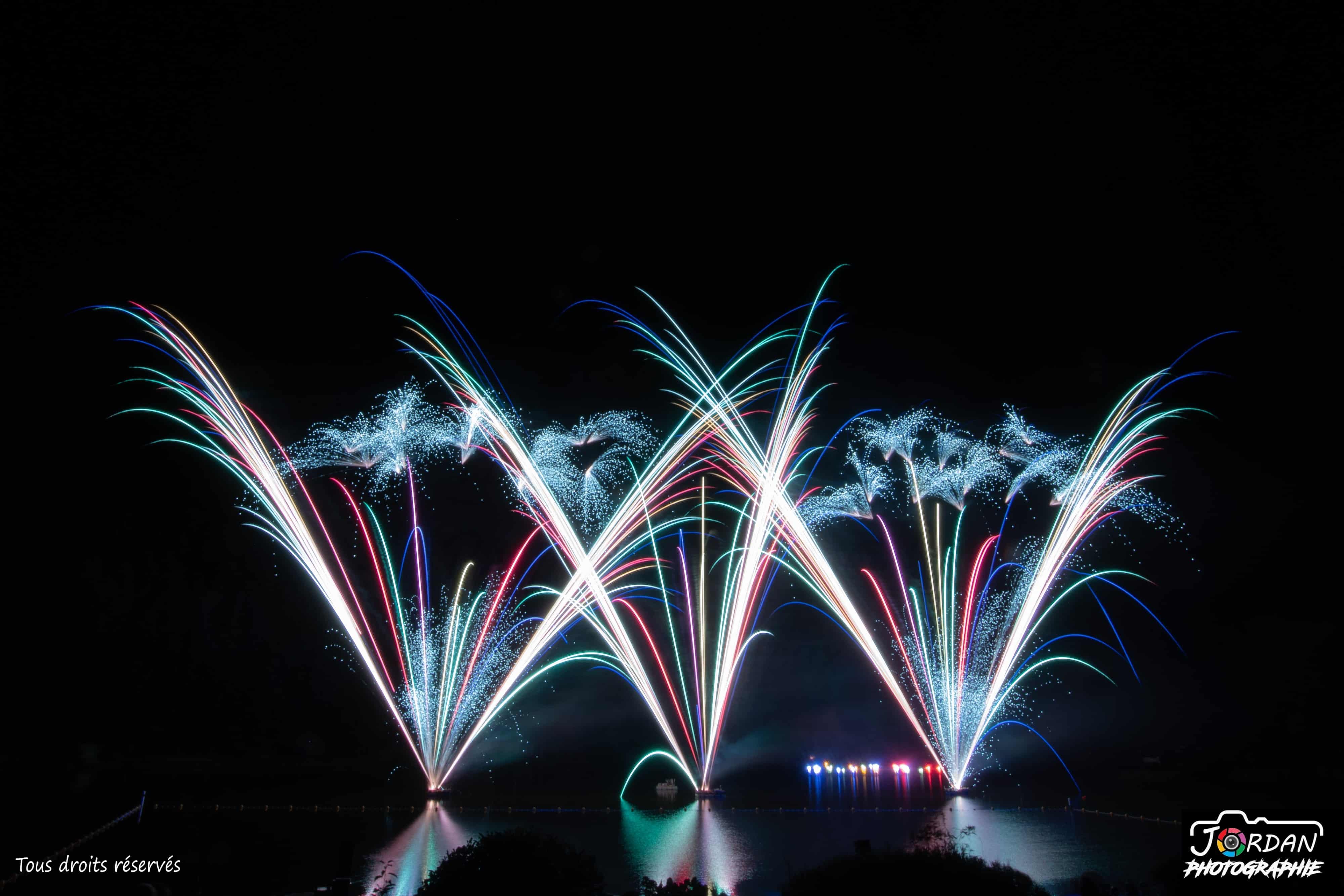 Feu d artifice multicolore au-dessus de l eau