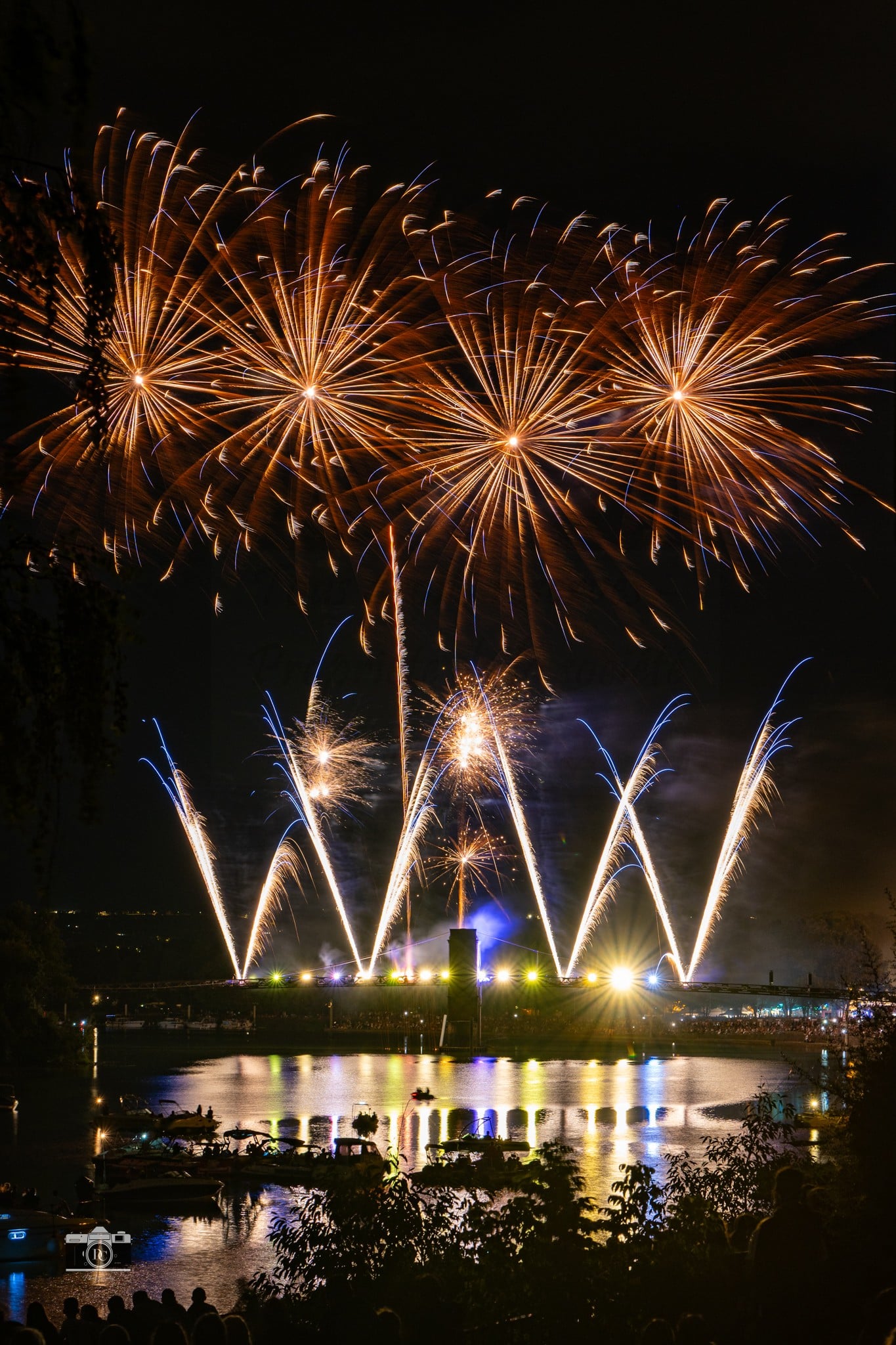 Feu d artifice doré au-dessus de l eau
