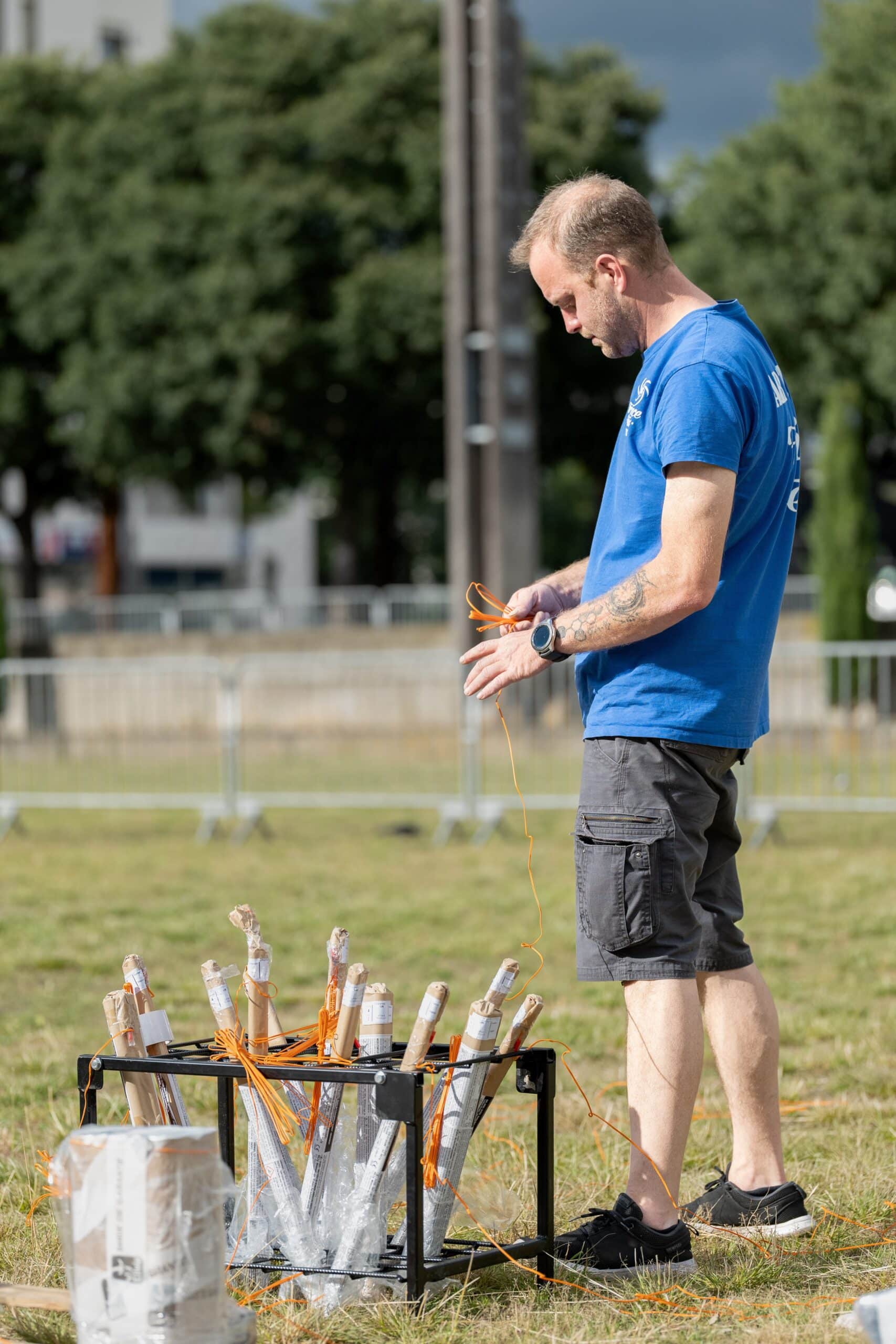 Artificier France Feux préparant un dispositif pyrotechnique