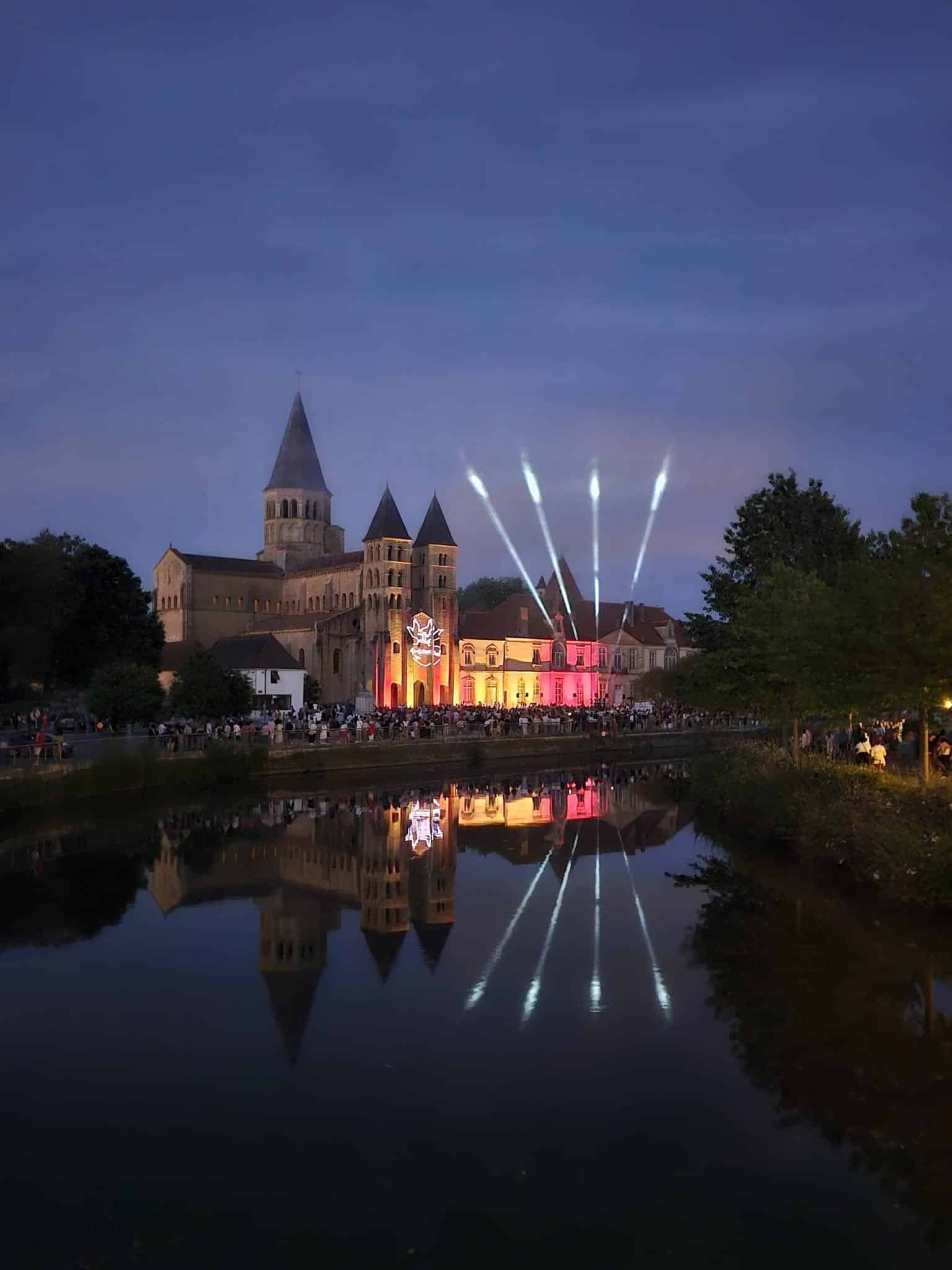 Spectacle lumineux sur un bâtiment au bord de l’eau