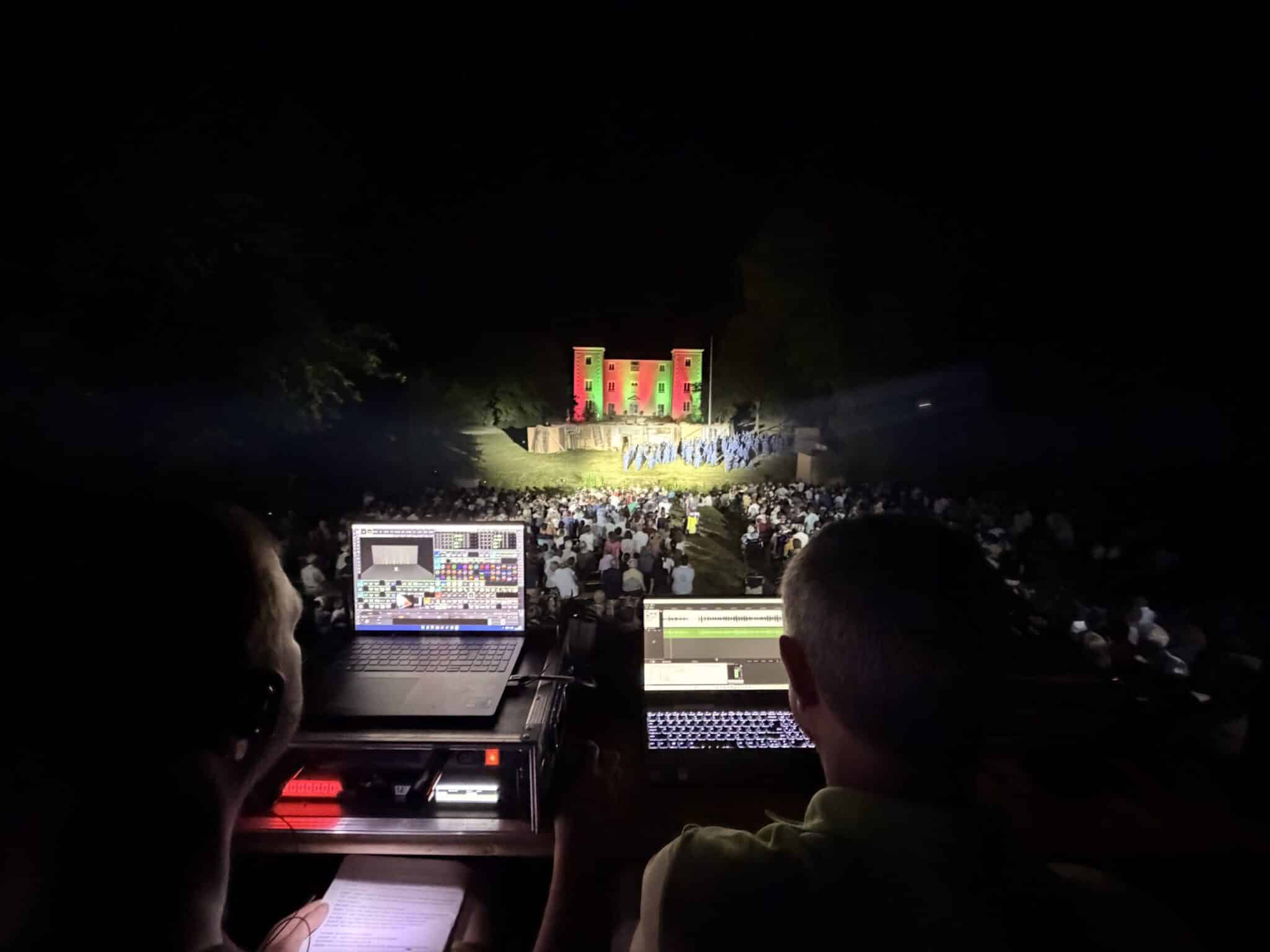 Régie France Feux pilotant un spectacle son et lumière